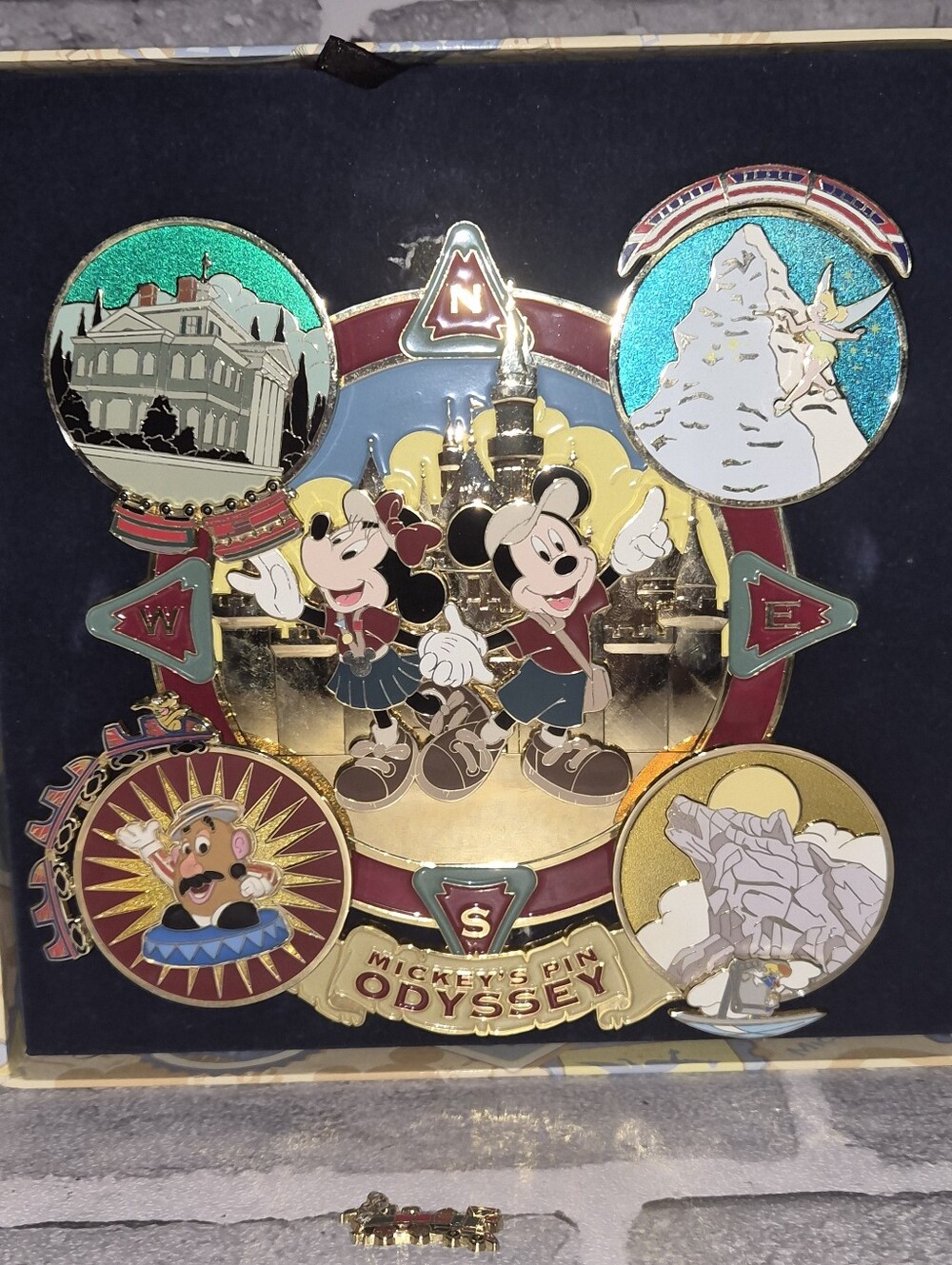 Mickey's Pin Odyssey 2008- Mickey & Minnie Super Jumbo Pin Limited Edition
